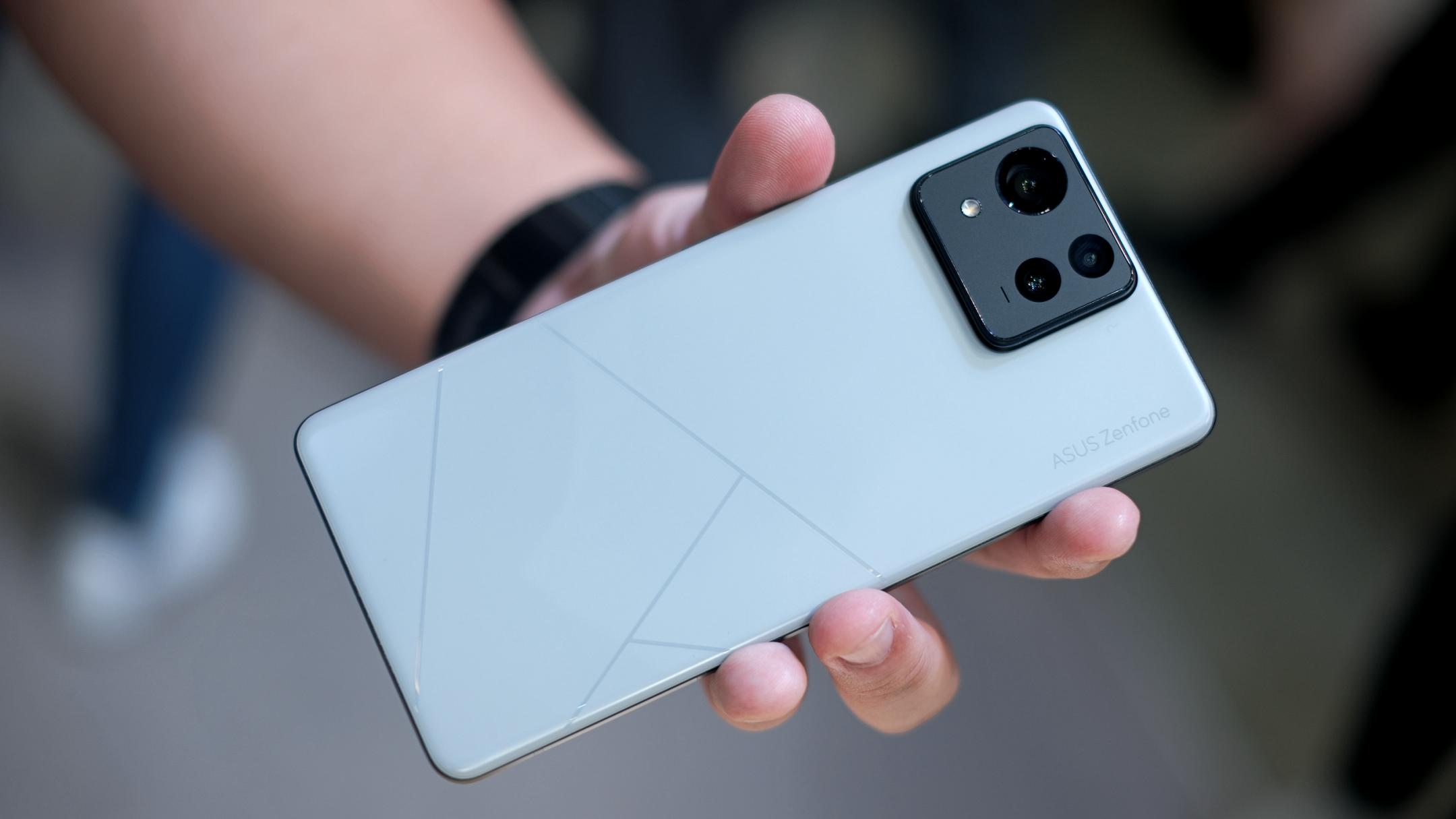 أسوس تكشف رسميًا موعد إطلاق هاتف الألعاب الأسطوري Asus Zenfone 12 Ultra