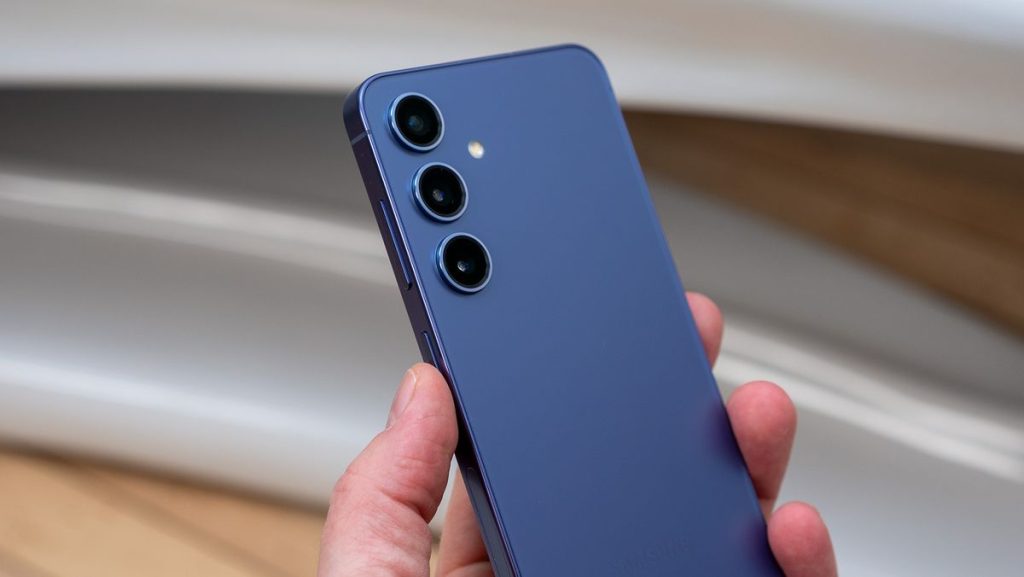  تسريبات تكشف التصميم والألوان الرسمية لسلسلة Galaxy S25