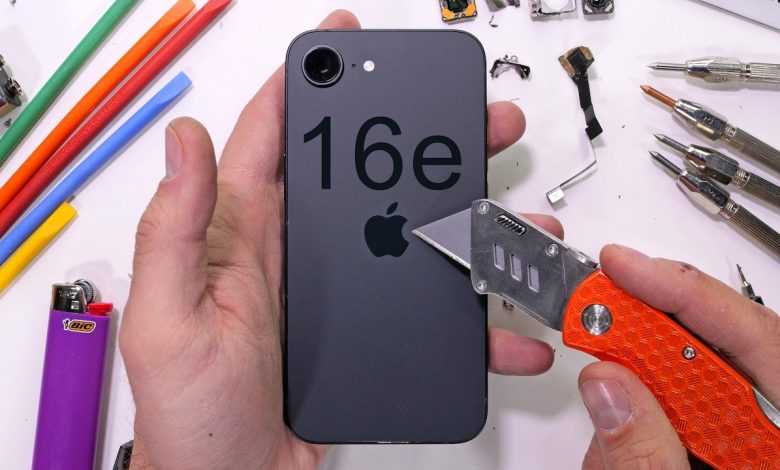 اختبار الانحناء يكشف حقيقة هاتف آبل الأرخص iPhone 16e