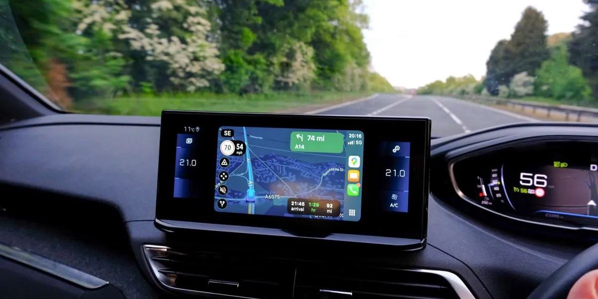 خرائط جوجل تضيف ميزة التوجيه المباشر للمسارات لسائقي سيارة Polestar 4