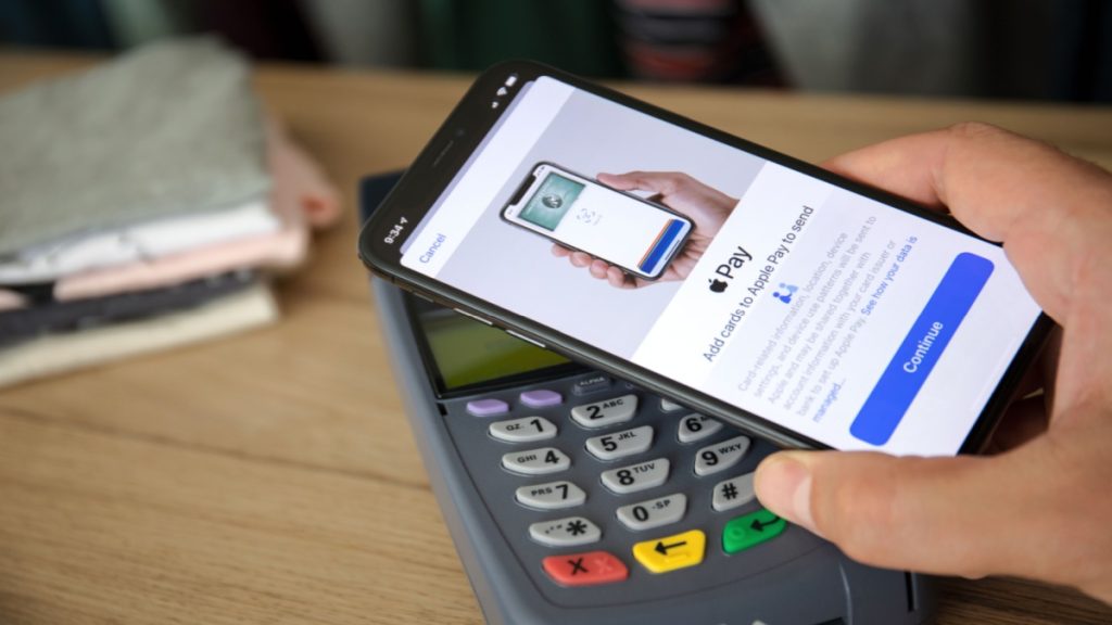 هيئة مراقبة المنافسة السويسرية تفتح تحقيقًا مع آبل بسبب قيود NFC على الآيفون