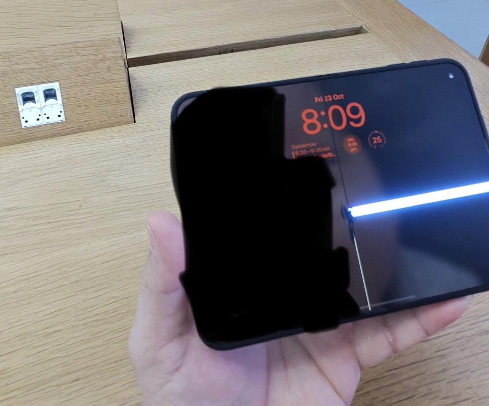 لم يصمد ليوم كامل - شاشة آيفون ديو iPhone Duo تتشقق عند المفصلة