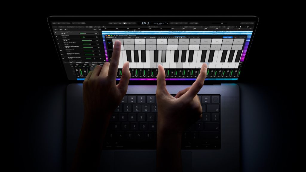 آبل تُطلق أول MacBook Pro بشاشة OLED تعمل باللمس وشعار مضيء في الخلف