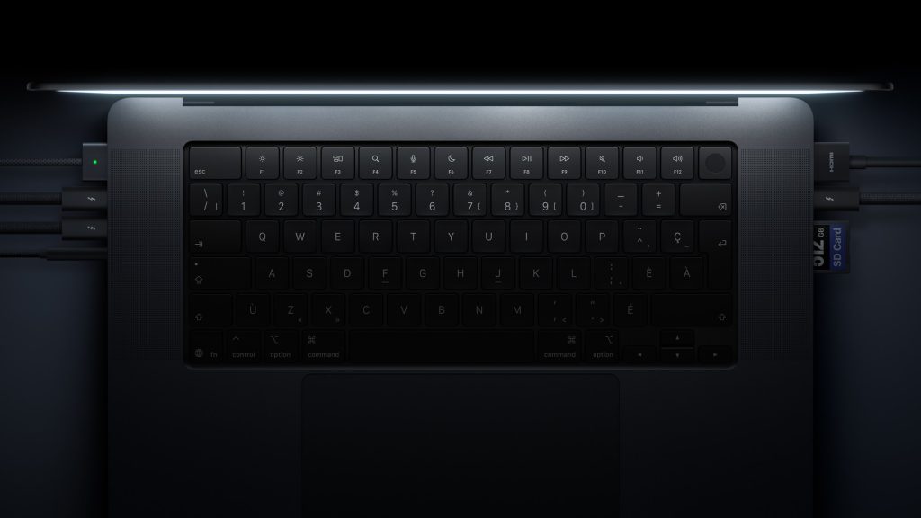 آبل تُطلق أول MacBook Pro بشاشة OLED تعمل باللمس وشعار مضيء في الخلف